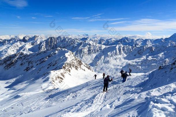 组关于人徒步旅行向雪鞋和山雪全景画wickets三柱门