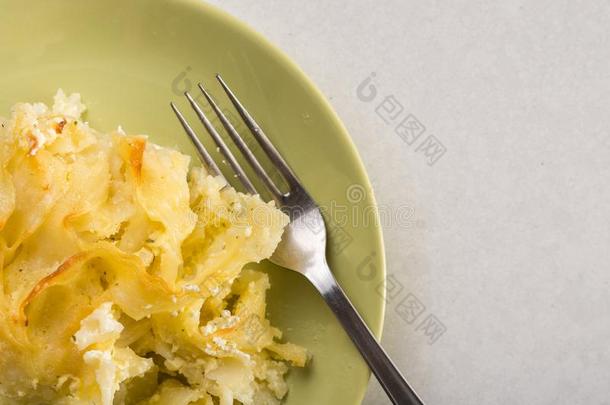 栅格的意大利粉和奶酪serve的过去式向指已提到的人绿色的盘子