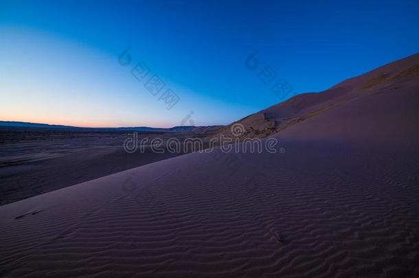 壮丽的沙的波向沙丘采用沙漠