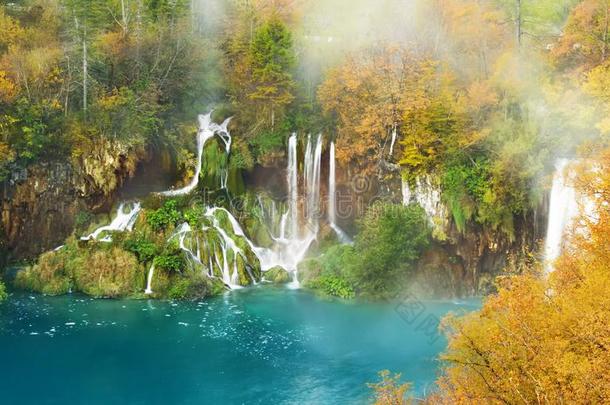 冒热气的瀑布采用普利特维湖国家的公园,著名的巡回演出