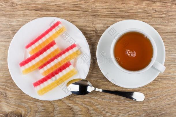 多彩的果子酱采用白色的盘子,杯子关于茶水和茶水spoon