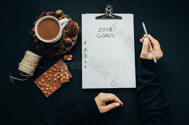 2018球门清单和女人手,铅笔,巧克力,可可,圆锥体