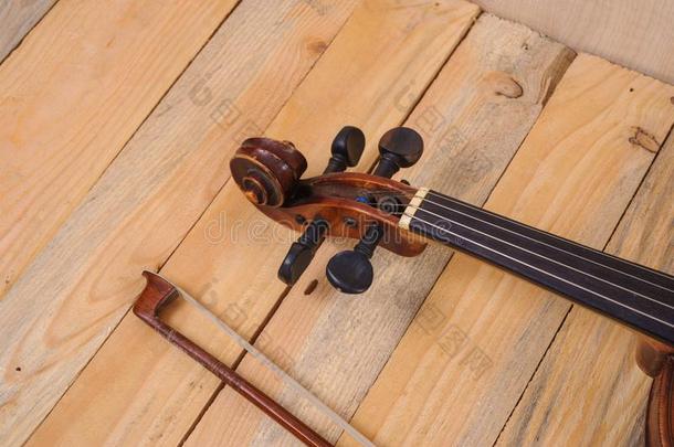一小提琴影像向指已提到的人木材背景和弓