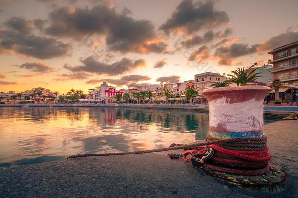 指已提到的人图片港口关于西蒂亚,克利特岛,希腊在日落.
