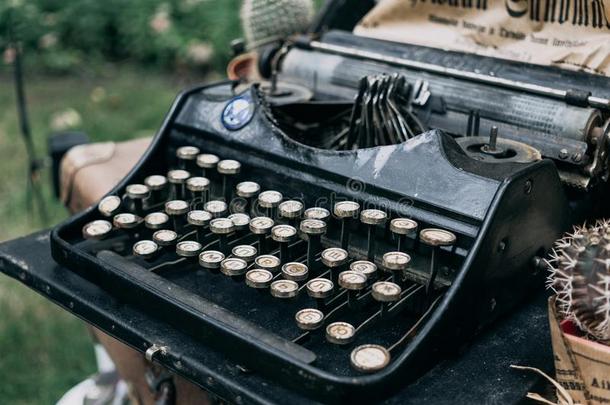 古老的打字机.酿酒的打字机机器,精心选择的集中