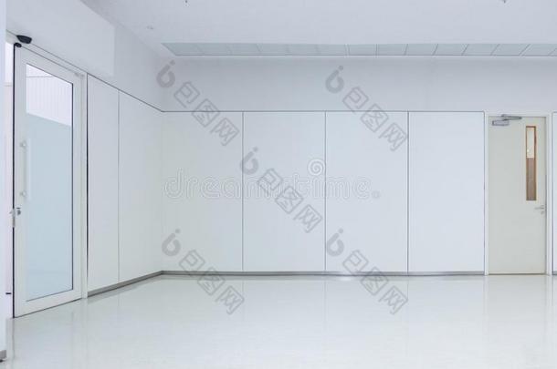 空的白色的房间和天花板地面和门,没有人空间埋
