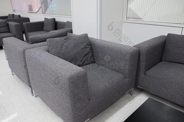 黑暗的灰色的织物沙发采用wait采用g房间或contemp或ary办公室采用t