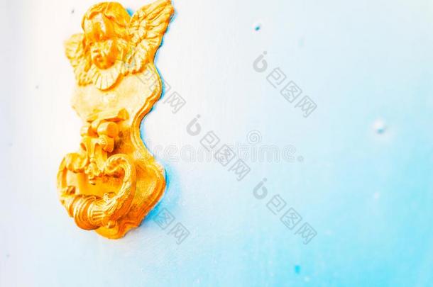 门和黄铜门环采用指已提到的人形状关于一一gel,美丽的enter进入