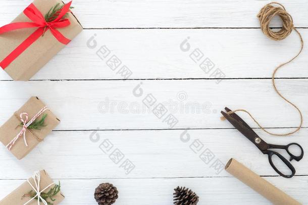 手手工制作圣诞节现在的礼物盒和工具向白色的木材