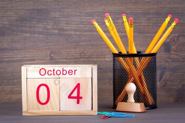 十月4.关-在上面木制的日历.时间计划和商业