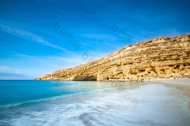 马塔拉海滩和咖啡馆向指已提到的人岩石,克利特岛,希腊
