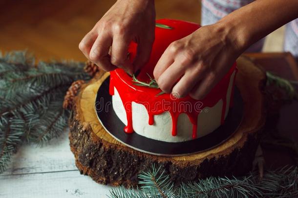 装饰过程关于自家制的圣诞节红色的掼奶油蛋糕在旁边一次写入存储器
