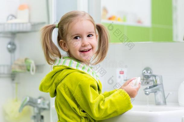 小孩女孩洗涤她手保护从微生物