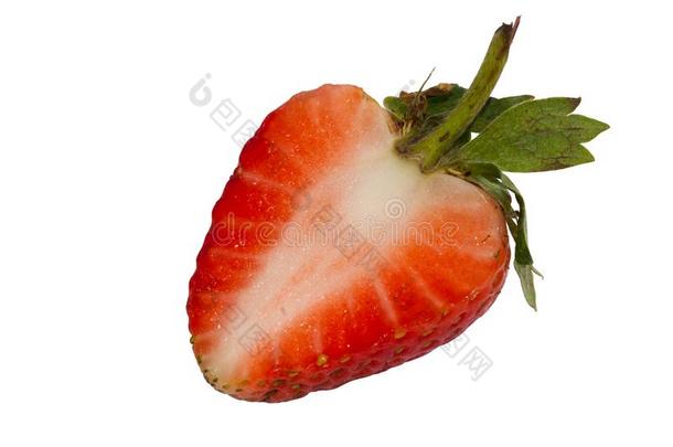 一一半的单一的红色的草莓向草莓叶子