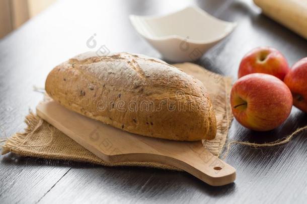 法国的面包法国长面包将切开向木制的板和刀.和红色的