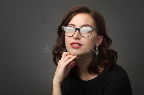 美丽的女人采用黑的有边缘的眼镜