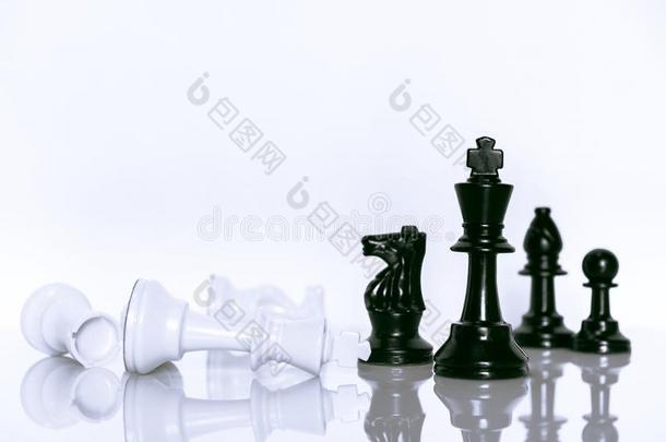黑的和白色的关于棋向白色的背景.领袖和团队精神