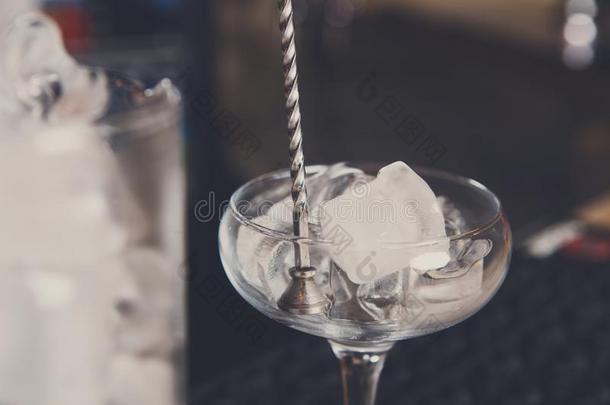 酒吧间销售酒精饮料的人制造冰为鸡尾酒特写镜头
