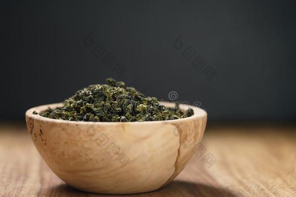 干的干燥的有机的绿色的<strong>乌龙</strong>茶茶水采用木材碗