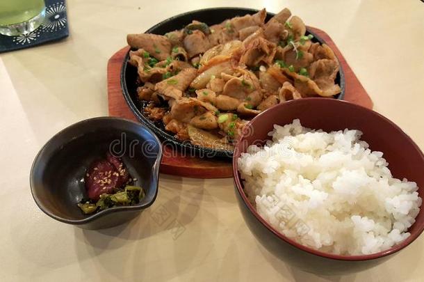 河流稻和猪肉和朝鲜泡菜很很好吃的