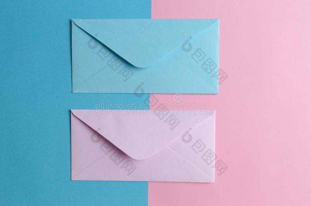 粉红色的和蓝色信封向有色的粉红色的和蓝色背景.顶