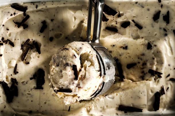 多乳脂的或似乳脂的冰乳霜和巧克力炸马铃薯条采用一铲为冰乳霜.