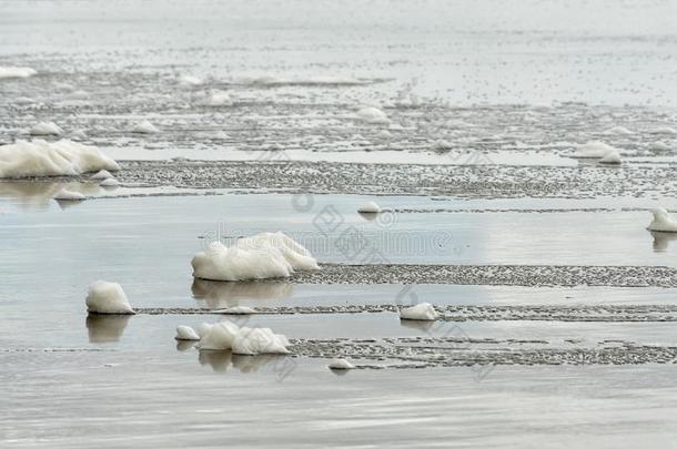 海泡石离开跟踪向湿的沙