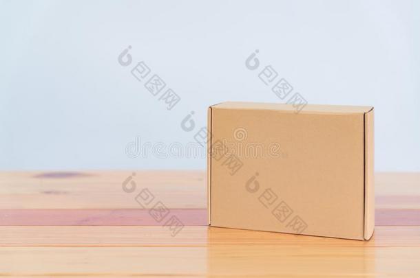 空的棕色的卡纸板盒向木制的表和复制品空间.