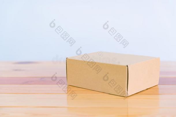 空的棕色的卡<strong>纸板盒</strong>向木制的表和复制品空间.