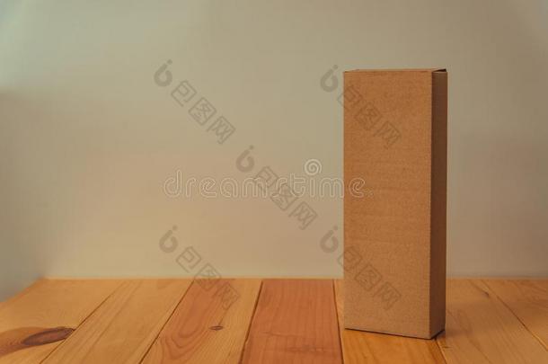 空的包装棕色的<strong>卡</strong>纸板盒为长的<strong>物料</strong>项目向木制的表