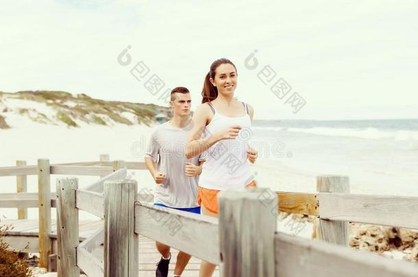 跑步的人.年幼的对跑步向海滩