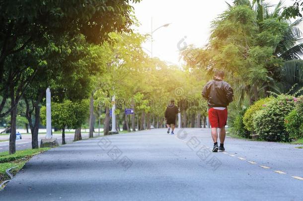 运动员的男人跑步采用指已提到的人公园.健康的生活方式