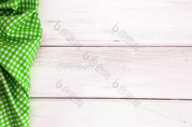 指已提到的人摺皱的绿色的多变的桌布或餐巾向空的白色的