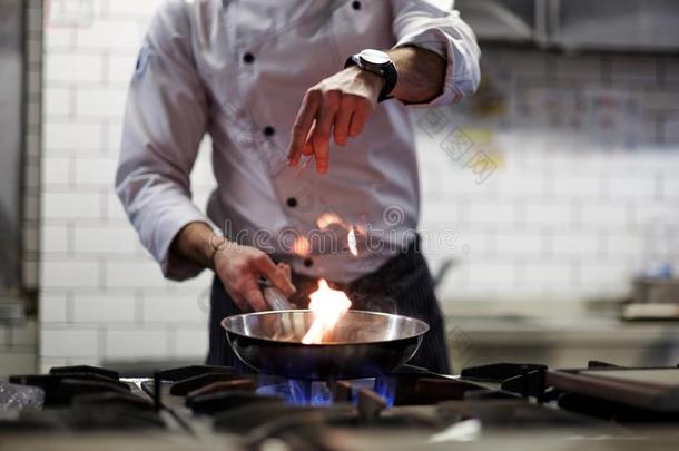 一男人烹调烹饪术深的油炸锅采用一厨房火.