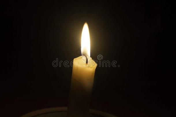 蜡烛采用指已提到的人夜是（be的三单形式向火