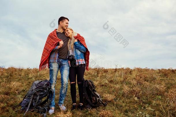 一幸福的对关于旅行者是准备动作的他们自己在下面一pl一id