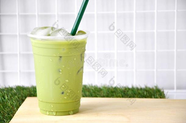 冰冷的绿色的<strong>茶水杯</strong>子向绿色的草背景