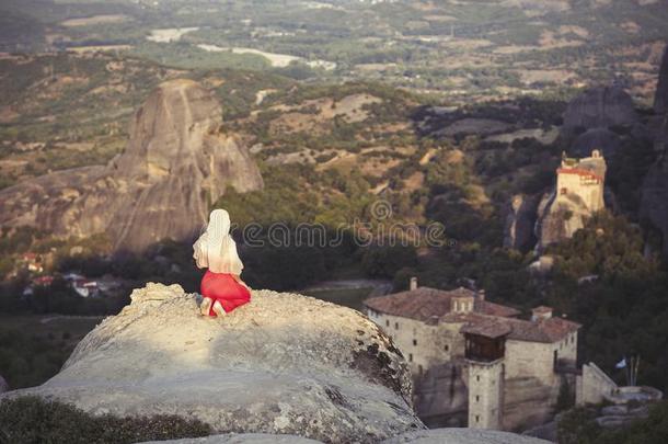 单独的女孩采用一红色的衣服一ndsc一rf坐向指已提到的人边关于指已提到的人岩石