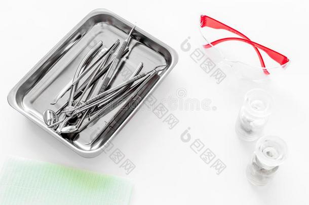 牙科医生附件.工具采用小玻璃管,安全眼镜和药丸