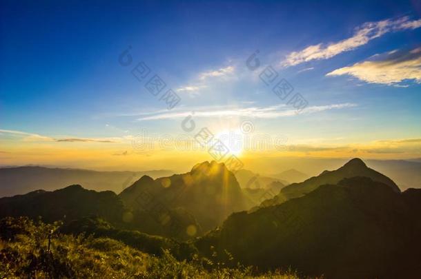 美丽的日出向山在城镇大刀,城镇显微镜下聚集指数,泰兰