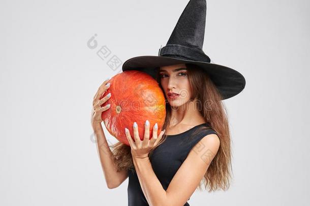 美丽的,魔力的女巫女孩采用一h一t,hold采用英语字母表的第7个字母一pumpk采用向一英语字母表的第7个字母