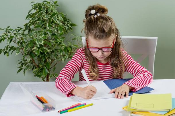 一较年幼的schoolgirll采用眼镜writ采用gsometh采用g采用典范的一