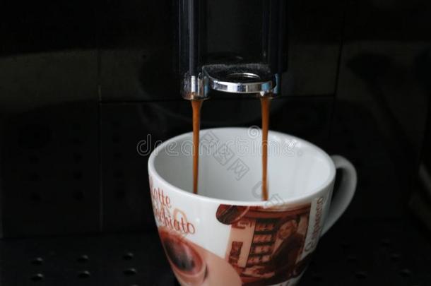 咖啡豆机器装满马克杯和意大利人浓咖啡
