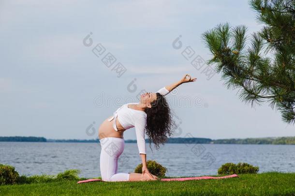 怀孕的女人是（be的三<strong>单</strong>形式<strong>开业</strong>的瑜伽不中河