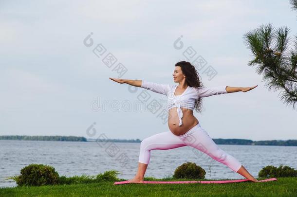 怀孕的女人是（be的三单形式开业的瑜伽不中河