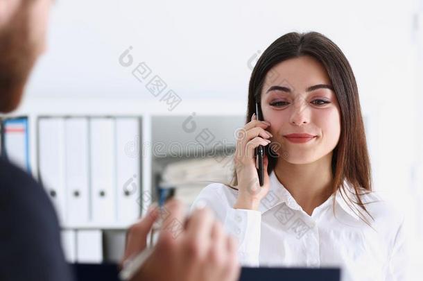 美丽的黑头发的妇女微笑的女商人说话蜂窝式便携无线电话