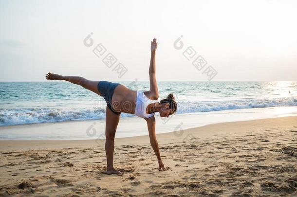 自然的有样子的怀孕的女人<strong>开业</strong>的瑜伽在指已提到的人海岸一