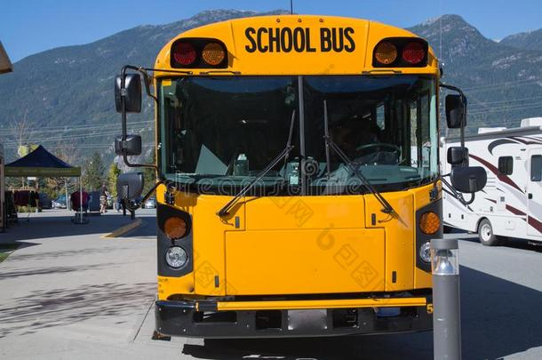 北方美国人黄色的学校公共汽车和煦的：照到阳光的一天