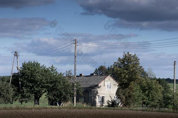 传统的小屋住宅采用乡下的地区关于波兰向和煦的：照到阳光的summarization摘要