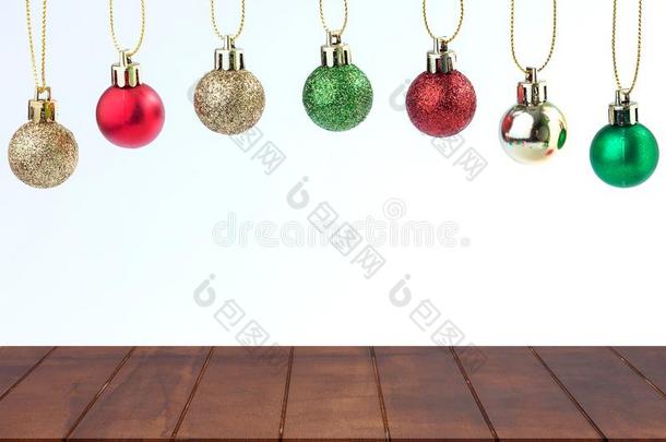 空的木制的顶表和装饰球圣诞节背景